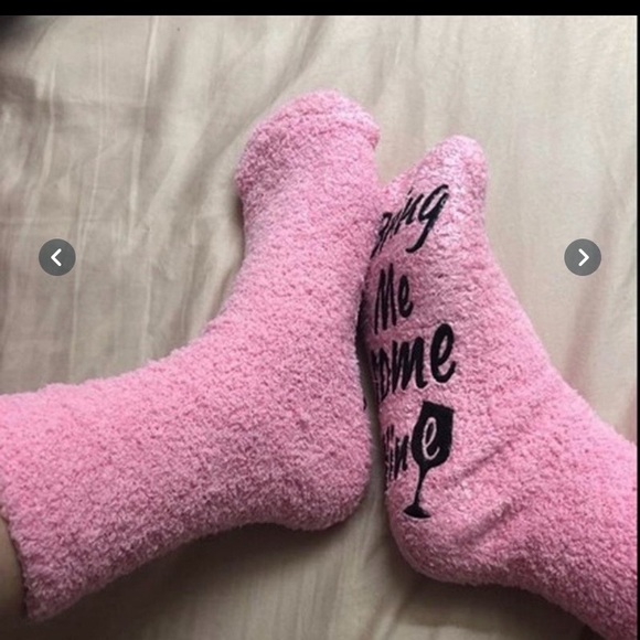 “If you can read this bring me some wine” fuzzy pink women’s soft socks mid calf - Picture 2 of 2